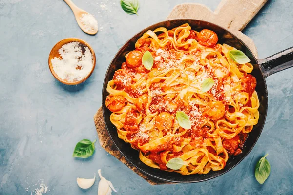 Widok Góry Spaghetti Sosem Pomidorowym Parmezanem Patelni — Zdjęcie stockowe