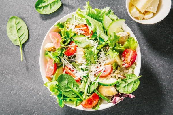 Vista Superior Saborosa Salada Fresca Com Frango Tomate Pepino Molho — Fotografia de Stock