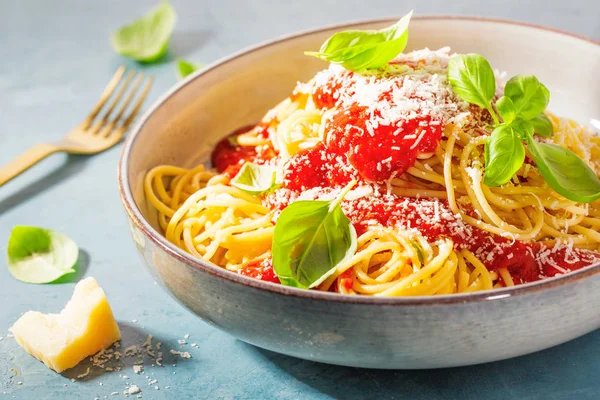 Primer Plano Deliciosos Espaguetis Con Salsa Tomate Parmesano Tazón Azul — Foto de Stock