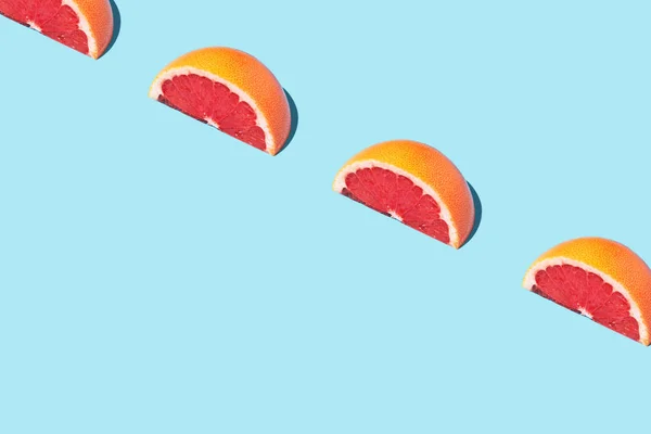 Isometric Shot Row Slices Grapefruit Blue Surface — Stock Photo, Image