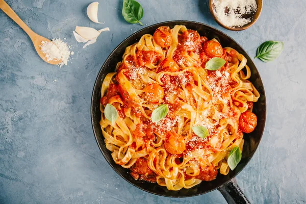 Pan masada lezzetli iştah açıcı spagetti domates sos ve peynir ile üstten görünüm