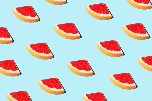 Repetitive Pattern Grapefruit Slices Blue Surface — Stock Photo, Image