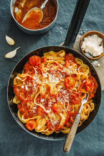 Vista Superior Los Sabrosos Espaguetis Apetitosos Con Salsa Tomate Queso —  Fotos de Stock