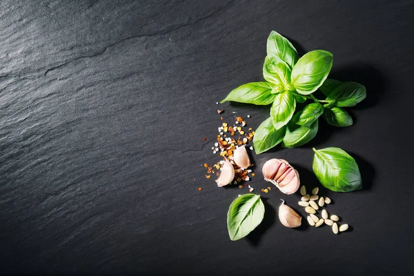 Vista Dall Alto Foglie Basilico Fresche Con Spezie Ardesia Pietra — Foto Stock