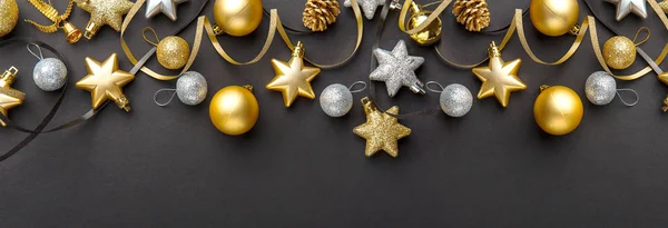 Güzel Noel Altın Gümüş Dekoratif Baubles Koyu Siyah Arka Plan — Stok fotoğraf