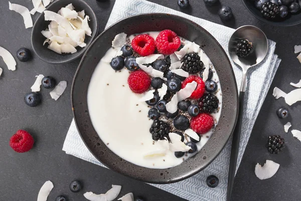 Joghurt Mit Frischen Beeren Und Kokosraspeln Schüssel Auf Dunklem Steintisch — Stockfoto