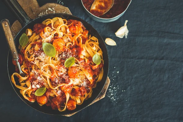 Vista Elevada Sabrosos Espaguetis Apetitosos Con Salsa Tomate Queso Sartén — Foto de Stock