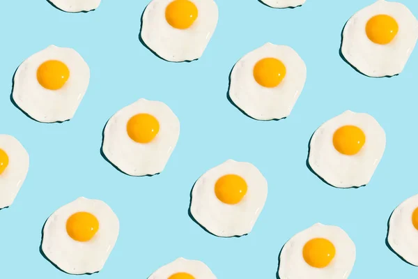 omlet mavi yüzey üzerinde yinelenen desen