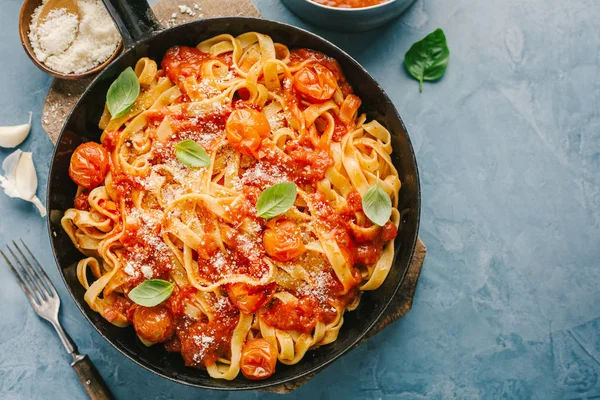 Vista Superior Los Sabrosos Espaguetis Apetitosos Con Salsa Tomate Queso —  Fotos de Stock