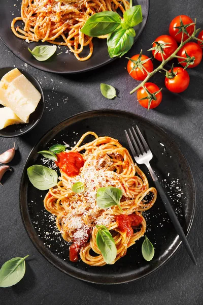 Bovenaanzicht Van Spaghetti Met Tomatensaus Parmezaanse Kaas Plaat — Stockfoto