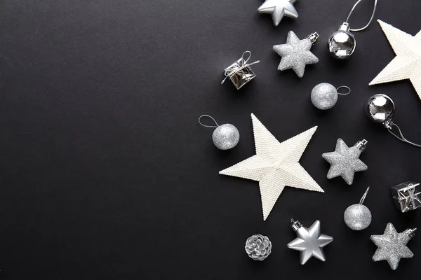 Güzel Noel Gümüş Dekoratif Baubles Üstten Görünüm Koyu Siyah Arka — Stok fotoğraf