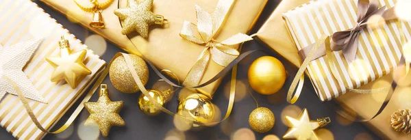美しいクリスマス黄金銀装飾的なつまらない 暗い黒い背景にライトとボケ味を輝く贈り物のトップ ビュー — ストック写真