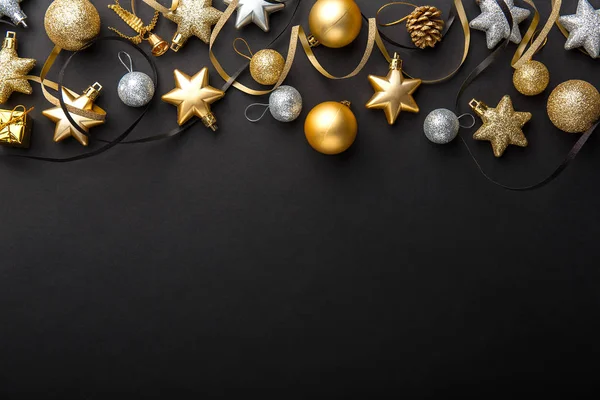 美丽的圣诞节金黄和银色装饰小球的高架看法在黑暗的黑色背景 — 图库照片