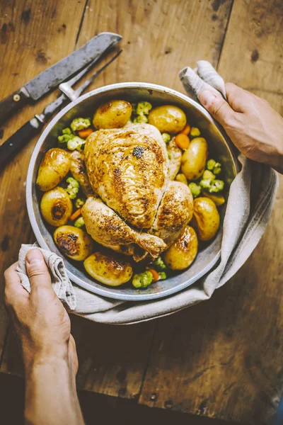 Imagen Recortada Hombre Poniendo Pollo Navidad Cocido Sartén Mesa — Foto de Stock