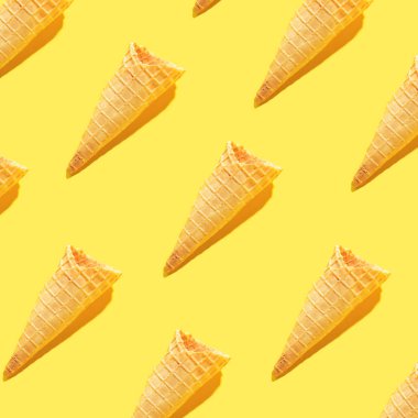 Dondurma waffle koniler gıda desen sarı zemin üzerine
