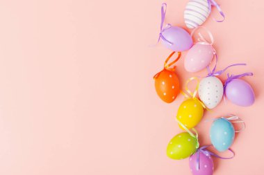 Pembe bir arka plan üzerinde şirin küçük Paskalya yumurtaları