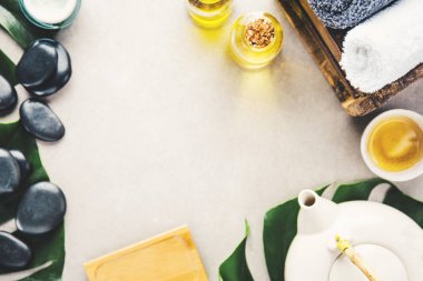 Spa aksesuarları ve gri arka plan üzerinde bitki çayı