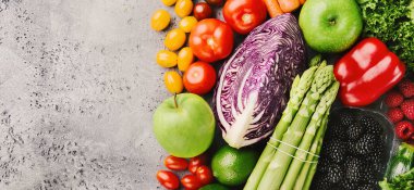 renkli lezzetli sebze ve meyveleri gri beton sert zemin üzerine