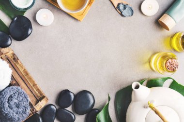 Spa aksesuarları ve gri arka plan üzerinde bitki çayı