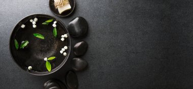 Spa aksesuarları koyu arka plan üzerinde