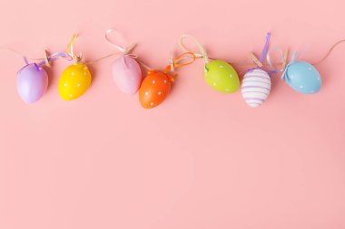 Sevimli küçük Paskalya yumurta pembe bir arka plan üzerinde ham
