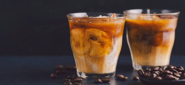 Lezzetli taze soğuk buzlu kahve masada bardaklarda sütlü