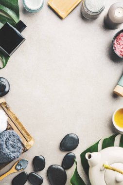 Spa aksesuarları ve gri arka plan üzerinde bitki çayı