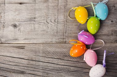 Sevimli küçük ihale Paskalya yumurtaları eski ahşap zemin üzerine