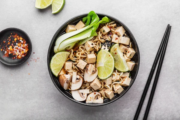 Sopa Vegetariana Asiática Saborosa Servida Tigela Fundo Cinza — Fotografia de Stock