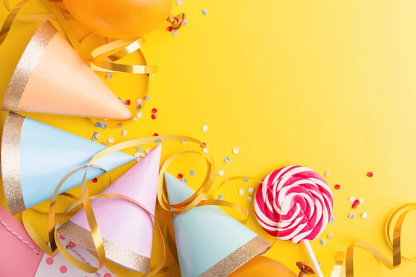 Fondo Colorido Fiesta Cumpleaños Feliz Con Sombreros Cumpleaños Confeti Cintas —  Fotos de Stock