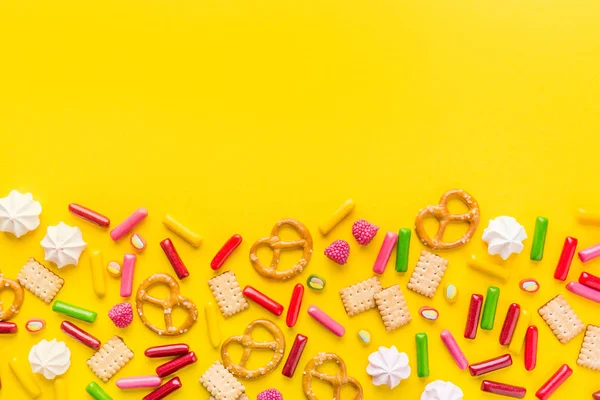 Smaczne Kolorowe Słodycze Żółtym Tle — Zdjęcie stockowe