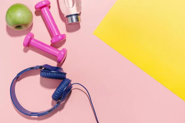 Roze Halters Hoofdtelefoons Apple Fles Water Roze Gele Achtergrond — Stockfoto