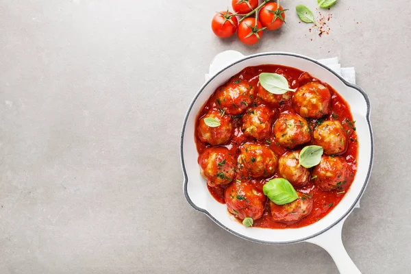 Albóndigas Caseras Con Salsa Tomate Especias Servidas Sartén Sobre Fondo — Foto de Stock