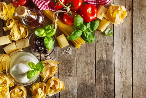 Verschiedene Nudelspaghetti Käse Mozzarella Frisches Basilikum Tomaten Olivenöl Gewürze Auf — Stockfoto