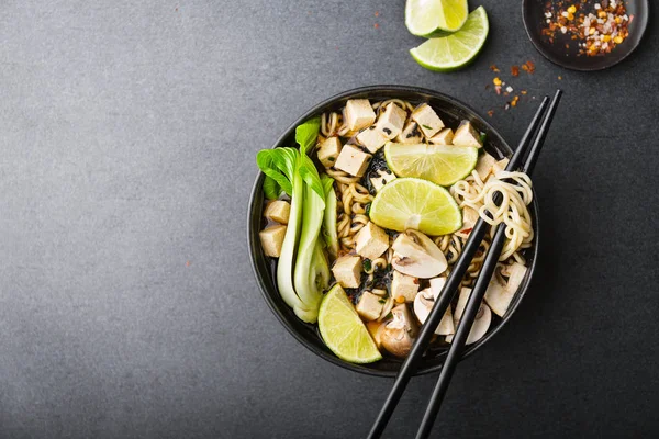 Välsmakande Asiatisk Vegetarisk Soppa Serveras Skål Mörk Bakgrund — Stockfoto
