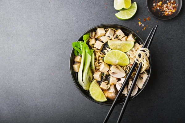 Sopa Vegetariana Asiática Saborosa Servida Tigela Fundo Escuro — Fotografia de Stock