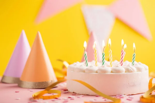 Accessorizes Szczęśliwy Urodziny Kolorowe Strony Tła Firmami Tort Urodzinowy — Zdjęcie stockowe