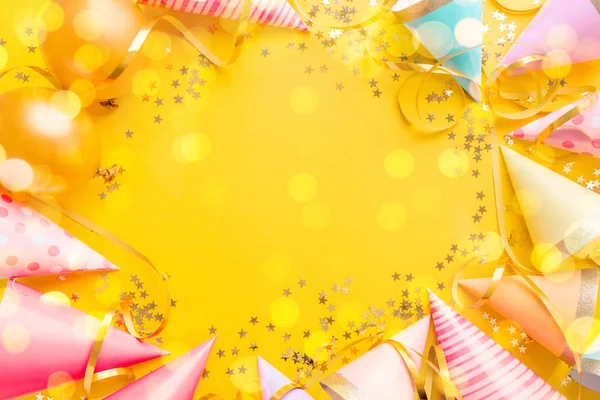 Kolorowe Szczęśliwy Urodziny Party Tło Urodziny Kapelusze Konfetti Wstążki — Zdjęcie stockowe
