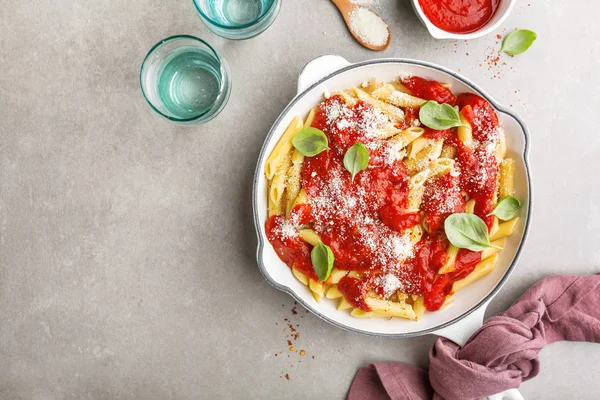 Sabroso Apetitoso Penne Pasta Italiana Con Salsa Tomate Sartén Sobre —  Fotos de Stock