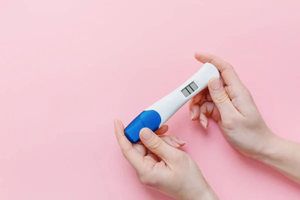 Close Mãos Femininas Teste Gravidez Positivo Com Duas Listras Fundo — Fotografia de Stock