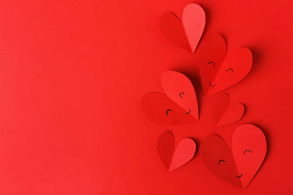 Kırmızı Arka Plan Üzerinde Valentine Kırmızı Kağıt Kalpler — Stok fotoğraf