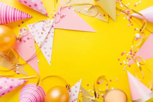 Coloridos Sombreros Fiesta Feliz Cumpleaños Confeti Cintas Sobre Fondo Amarillo —  Fotos de Stock