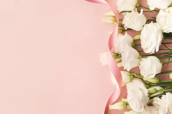 Rosas Blancas Flor Cinta Rosa Sobre Fondo Rosa — Foto de Stock