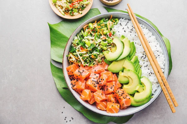 Sabroso Tazón Apetitoso Con Salmón Aguacate Arroz Ensalada Con Edamame — Foto de Stock