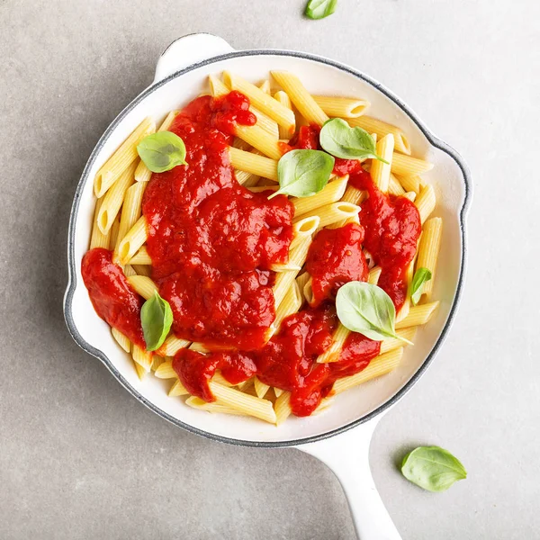 Sabroso Apetitoso Penne Pasta Italiana Con Salsa Tomate Sartén Sobre — Foto de Stock