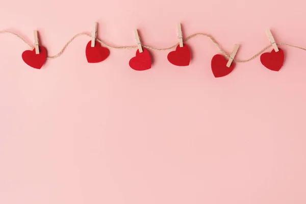 Valentines Corazones Papel Rojo Colgando Cuerda Sobre Fondo Rosa —  Fotos de Stock