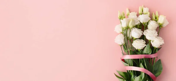 Пучок Білих Троянд Рожевою Стрічкою Рожевому Фоні — стокове фото