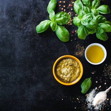 Gıda arka plan ile pesto için malzemeler