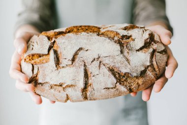 Baker veya taze yapılmış ekmek elinde Şef