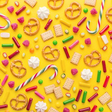 Tatlılar düz Sarı zemin üzerinde yatıyordu